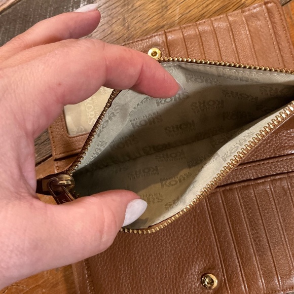 Michael Kors Gansevoort Brown Leather Wallet Gold Buckle Snap Closure - Picture 5 of 9